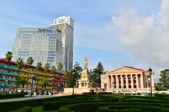 Plaza del teatro en Batumi