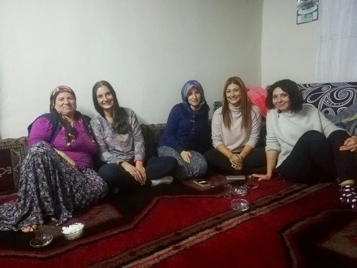 Tomando çay y charlando con otras mujeres locales.