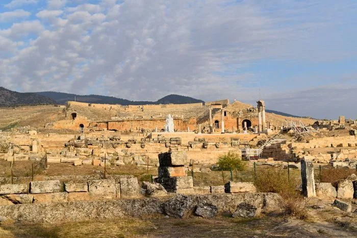 Teatro romano desde la Piscina de Cleopatra