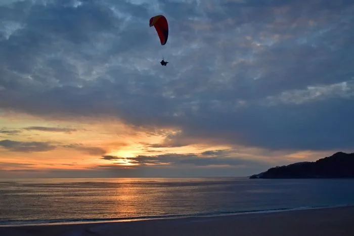 Parapente al atardecer en la playa de Ölüdeniz