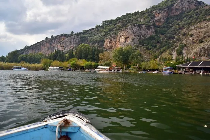 Tumbas de Caunos desde el barquito que cruza el río