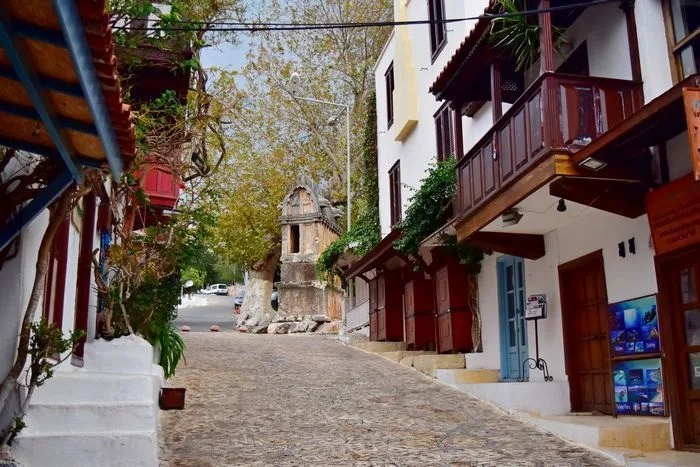 Tumba en medio de la ciudad de Kas