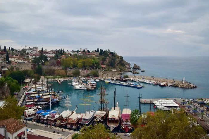 Yat Limani, el puerto de la ciudad que queda en la parte de fuera rodeado en sus murallas