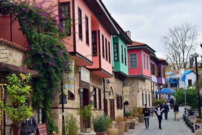 Casitas de colores en el antiguo barrio de Kaleiçi en la ciudad de Antalya