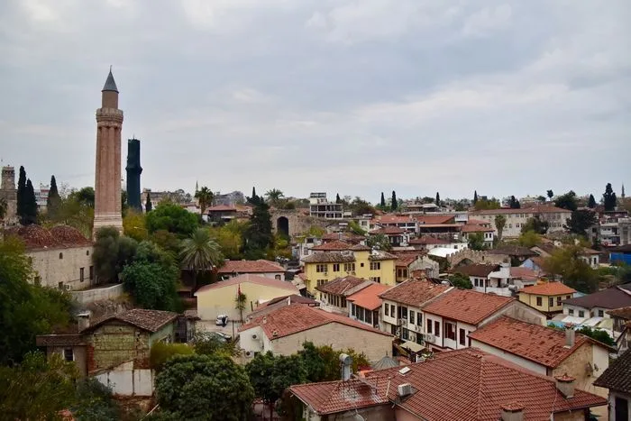 Vistas de la ciudad antigua desde uno de los miradores de PLaza de la República en Antalya
