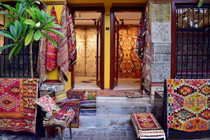 Coloridas tiendas de alfombras en el barrio antiguo de Antalya