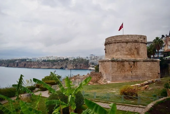 Torre Hidirlik, muy cerquita del parque Karaalioglu
