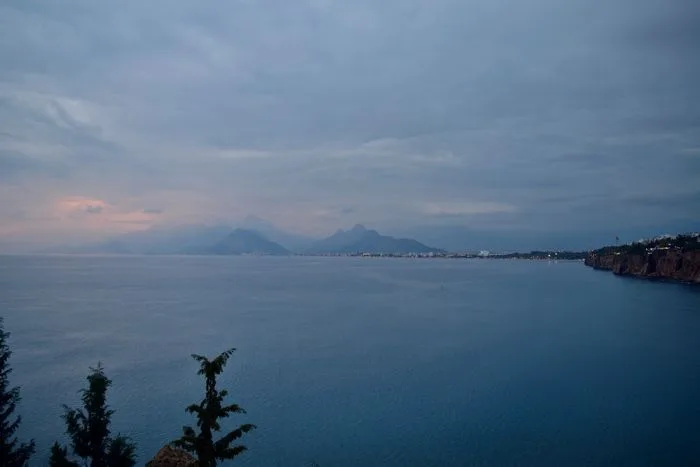 Vistas del mar y las montañas cercanas a Antalya desde el Parque Karaalioglu