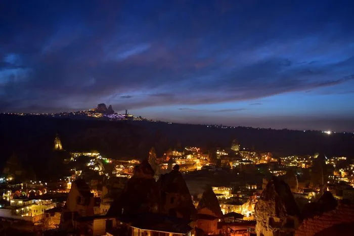 Vista sobre Göreme con Uchisar y su castillo al fondo