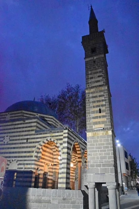 Minarete de los cuatro pies, Dört Ayaklı Minare