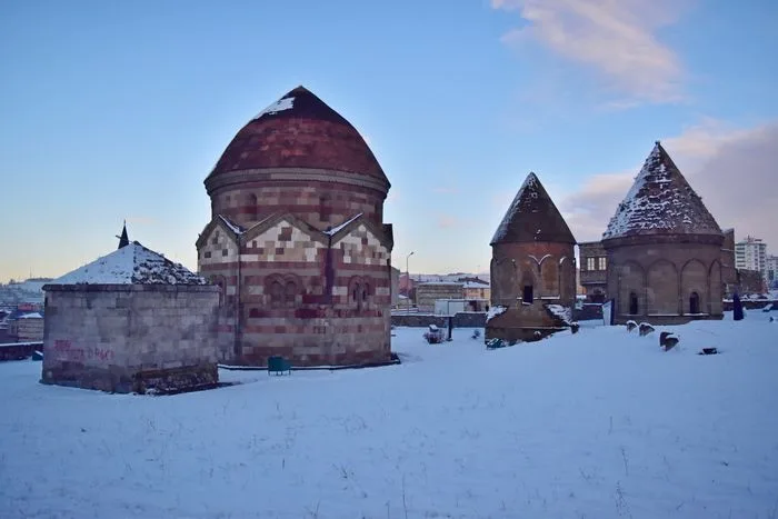 Tres tumbas o Üç Kümbetler en Erzurum