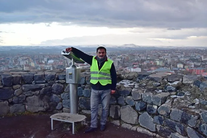 Hombre de seguridad del castillo de Kars posando solemne para foto