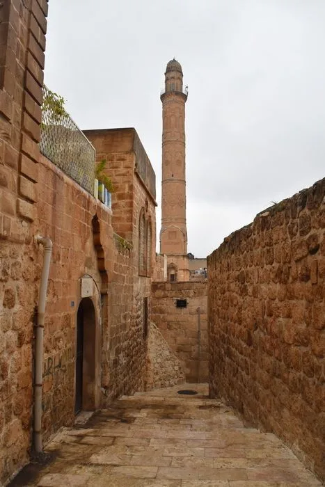 Ulu cami con si minarete casi entre la niebla