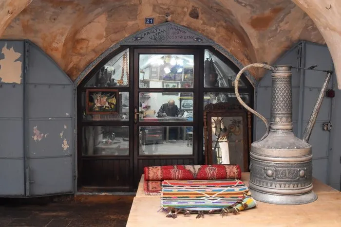 Paseando por las calles del bazar de Mardin