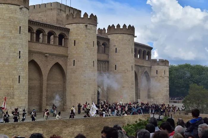 Palacio de la Aljaferia con la representación de los sitios de Zaragoza.