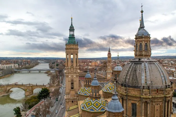 Vista del rio Ebro, Puente de Piedra, cúpulas y torres del Pilar desde una de sus torres.