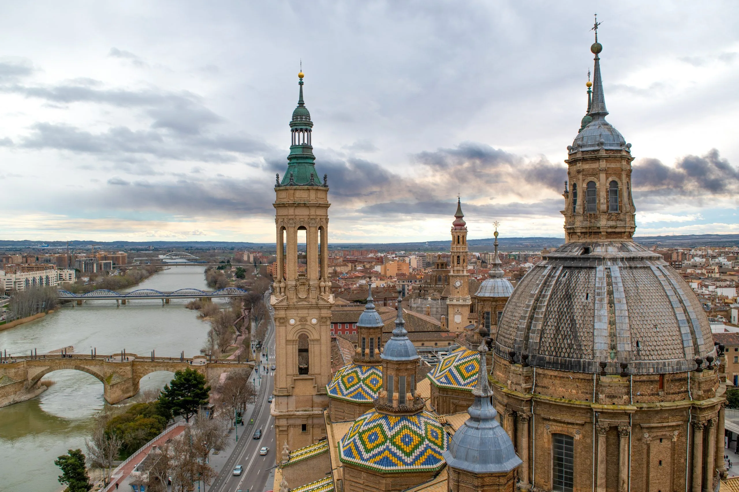 Vista del rio Ebro, Puente de Piedra, cúpulas y torres del Pilar desde una de sus torres.