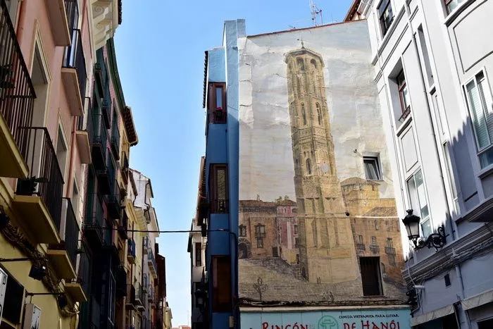 Mural de la antigua Torre Nueva inclinada.