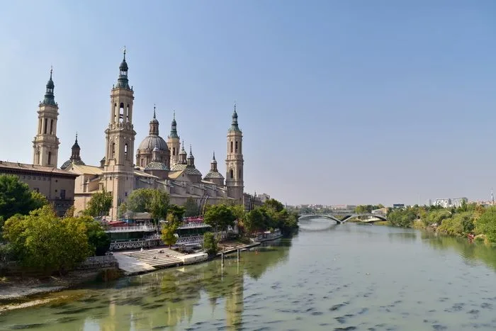 Vistas del Ebro y de la Pilar desde el puente de Piedra
