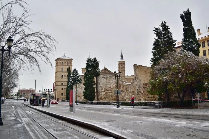 Torreón de la Zuda con los restos de la muralla romana un día que nevó en Zaragoza