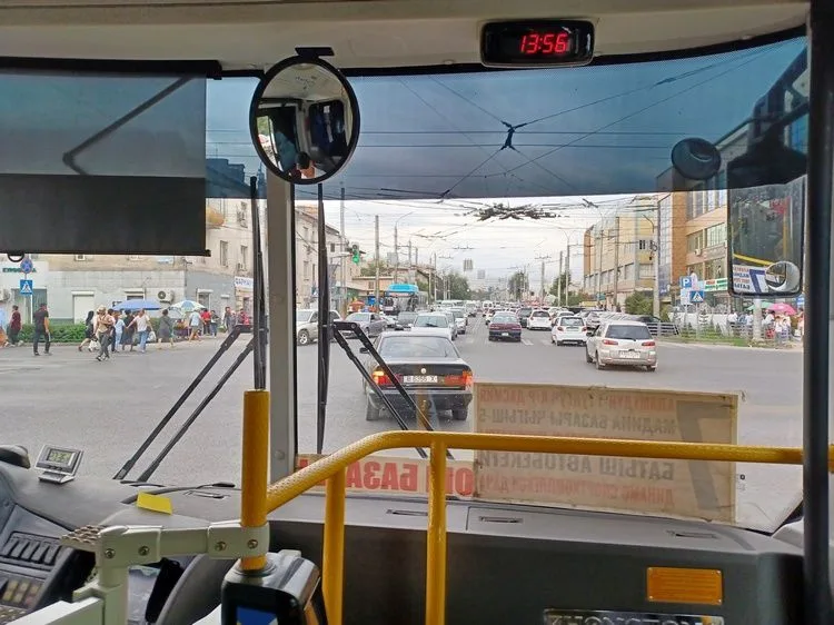 Vistas de la ciudad de Biskek desde un autobús