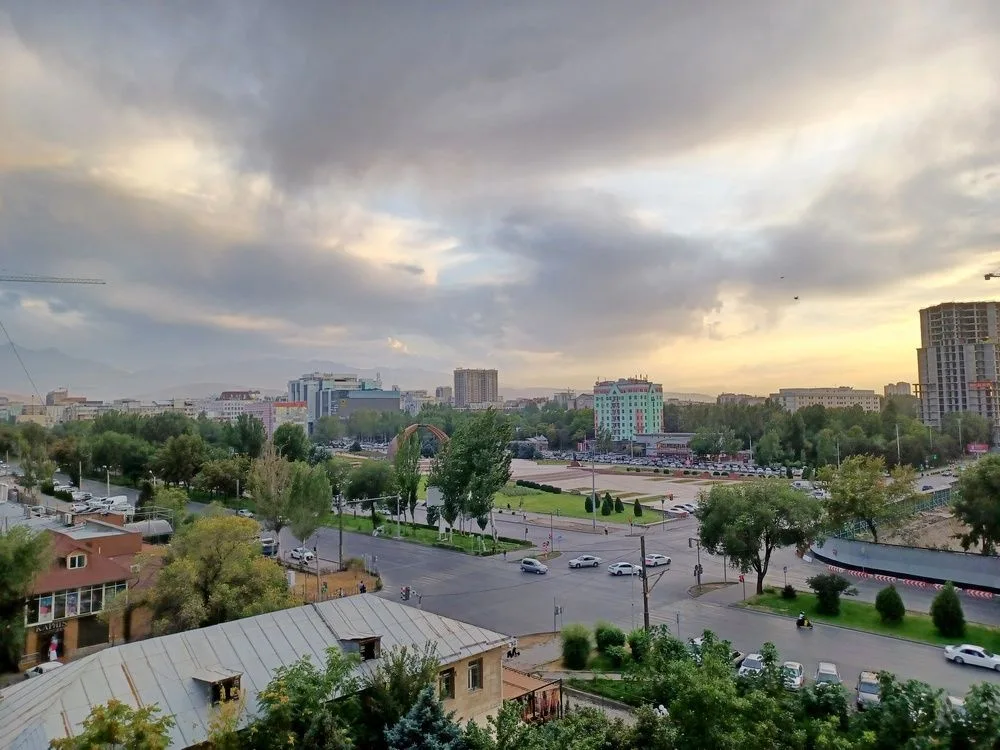 Vistas de la plaza de la Victoria en Biskek desde el Seven Hotel Bishkek