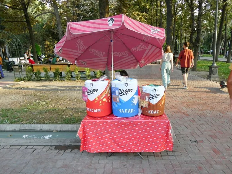 Puesto callejero de bebidas tradicionales kirguisas