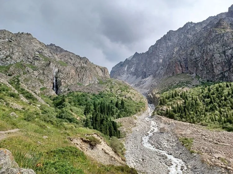 Cascada Aksay en Ala Archa
