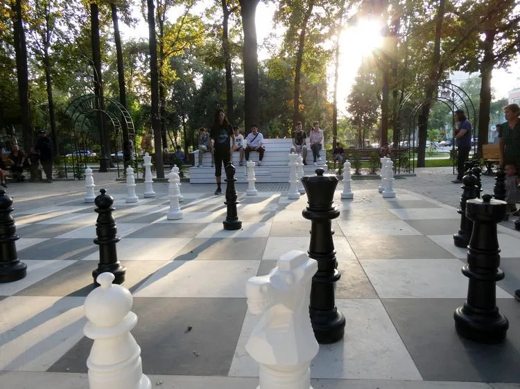 Jugando al ajedrez en la calles de Biskek
