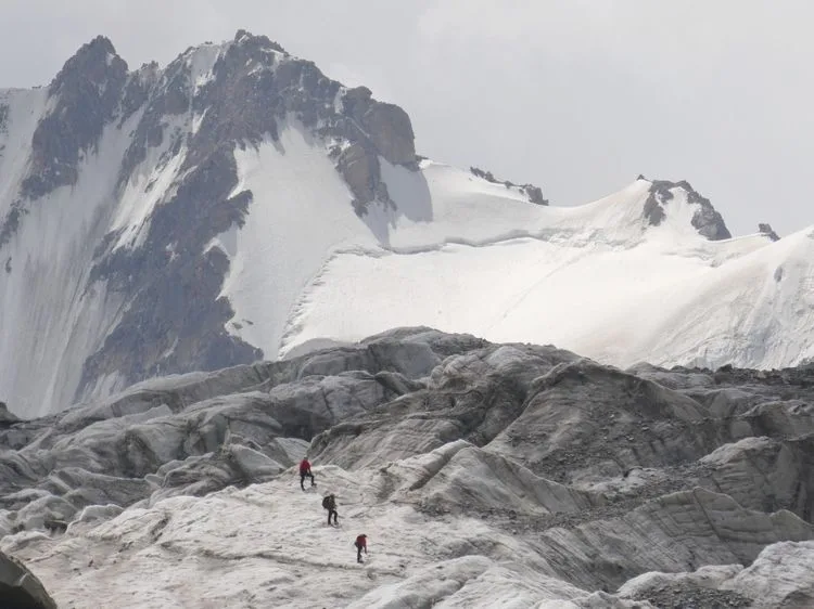 Tres montañeros en medio del glaciar de Ak Say