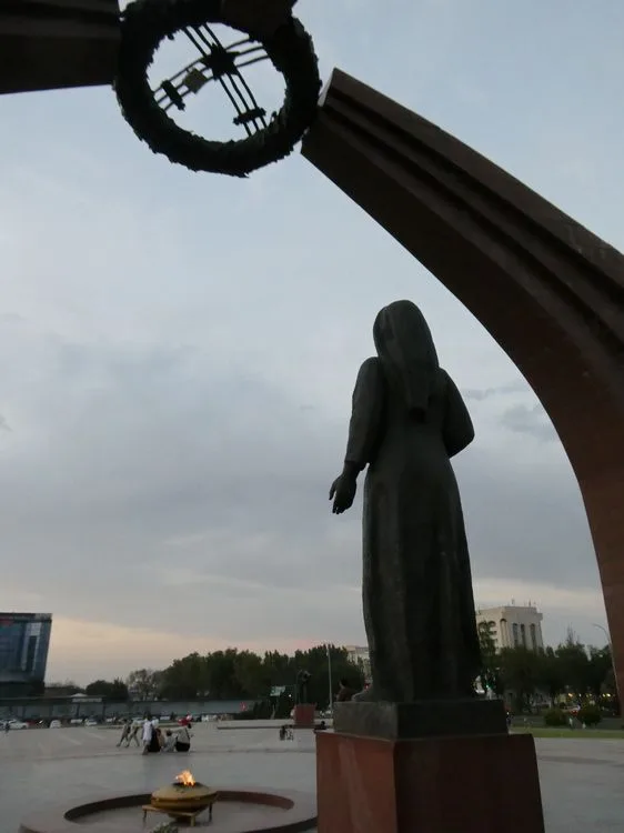 Monumento de la llama eterna en la plaza de la Victoria en Biskek