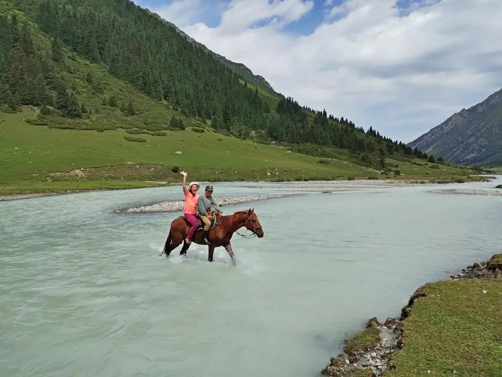 Cruzando a caballo un río en Kirguistán