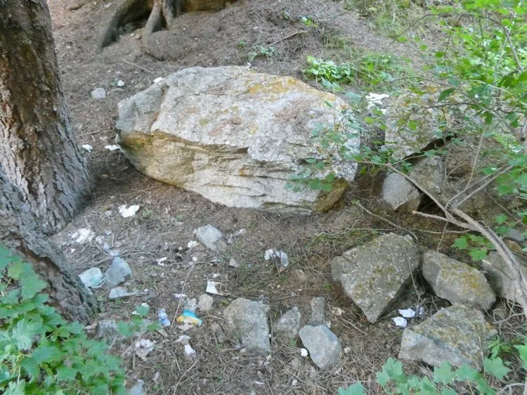 Estado del camino lleno de basura de subida al lago Ala Kul