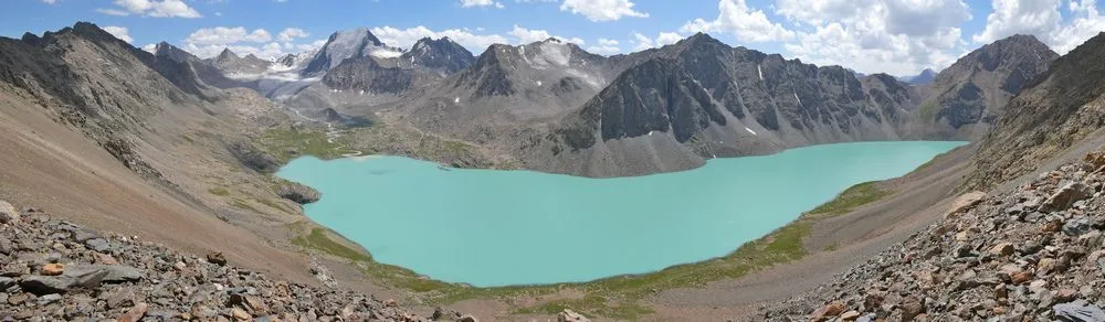 Impresionante el lago Ala Kul y sus vistas desde el paso con el mismo nombre