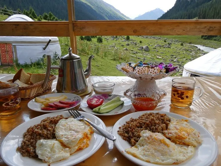 Desayuno en Altyn Arashan