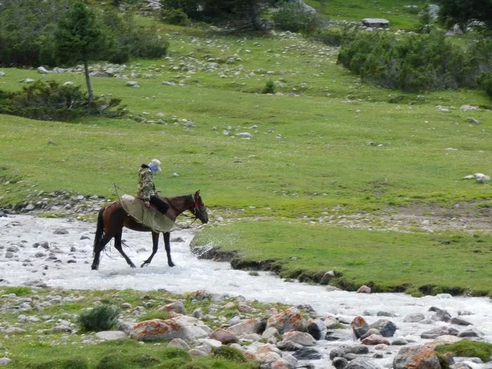 Pescador a caballo en Kirguistan