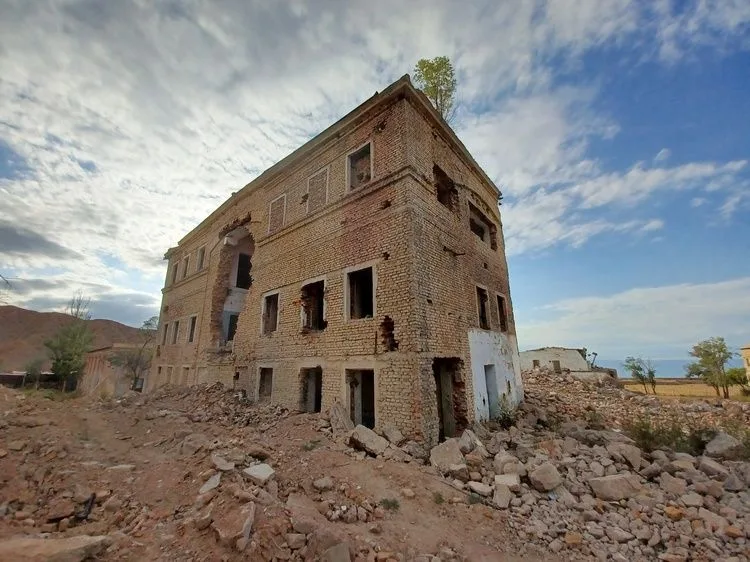 Restos de un edificio en la mina soviética de uranio del pueblo de Kaji Say