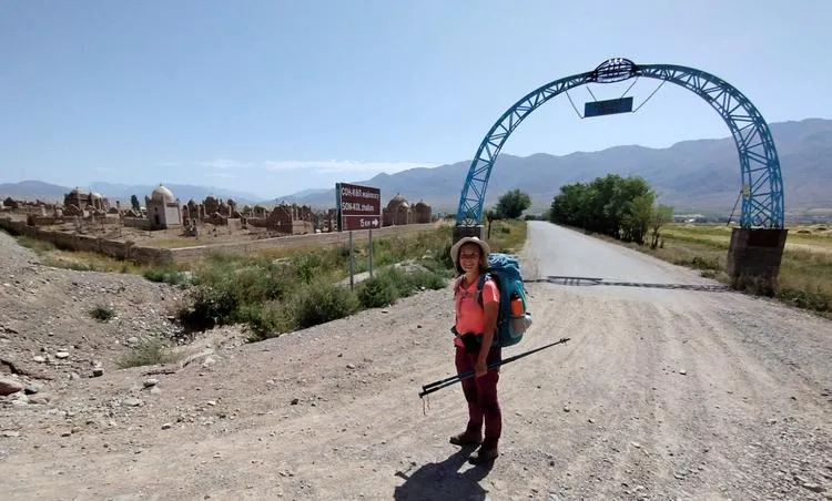 Entrada al pueblo de Kyzart desde la carretera principal