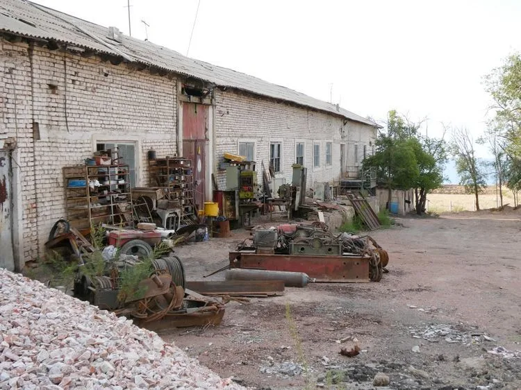 Trastos de la mina soviética de uranio del pueblo de Kaji Say
