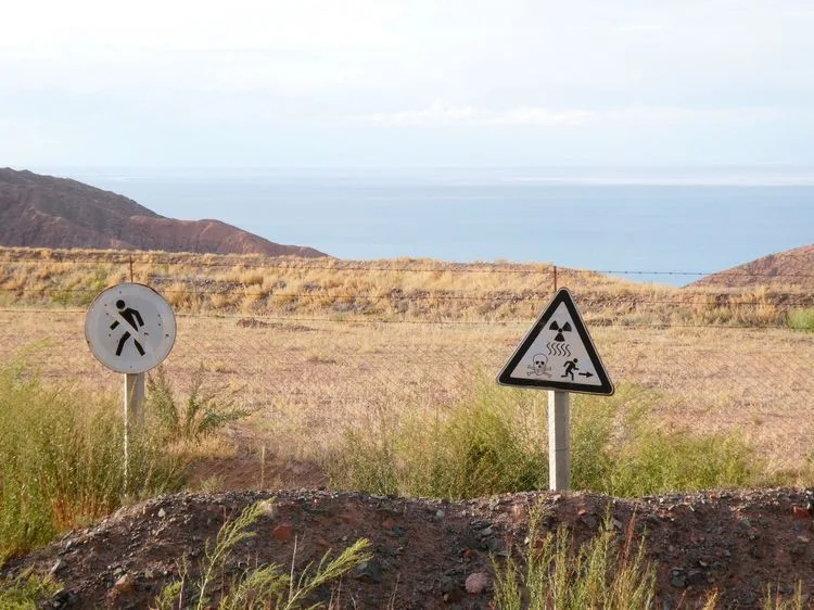 Restos de tierras contaminadas de la mina soviética de uranio del pueblo de Kaji Say