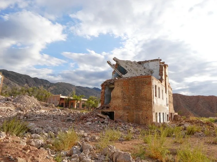 Restos de un edificio abandonado en la antigua mina de uranio