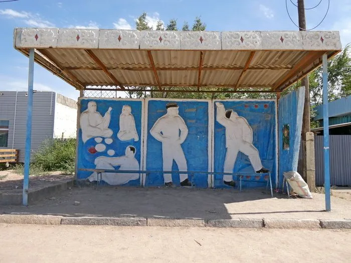 Parada de bus de estilo soviético en la orilla sur del lago Issyk Kul