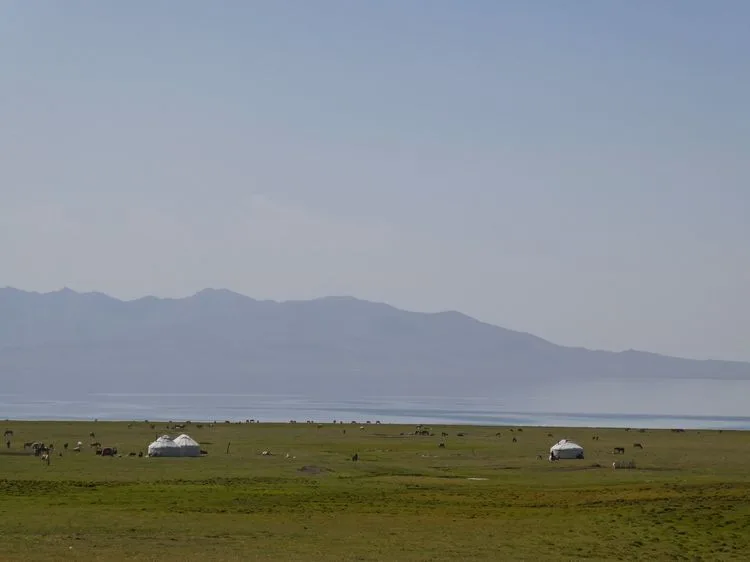 Montañas, yurtas, caballos y un lago enorme, así es la maravilla del lago Song Kul