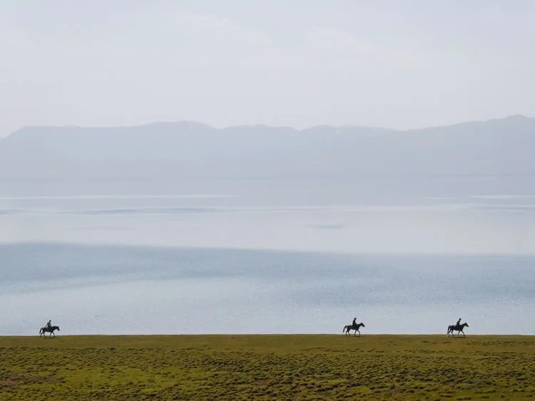 Nómadas a caballo en el lago Song Kul en Kirguistán