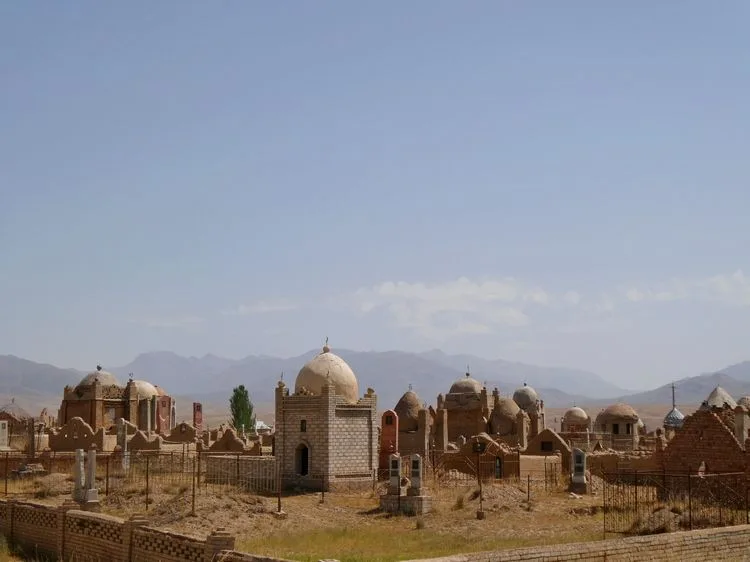 Cementerio a la entrada de Kyzart en Kirguistán