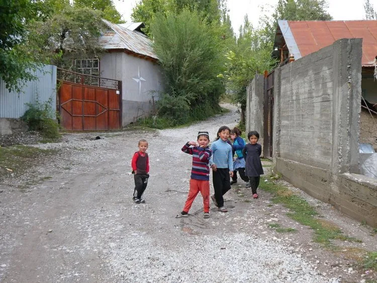 Niños por las calles de Arslanbob Kirguistán