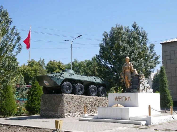 Tanque y estatua de conmemoración de la guerra contra Afganistán