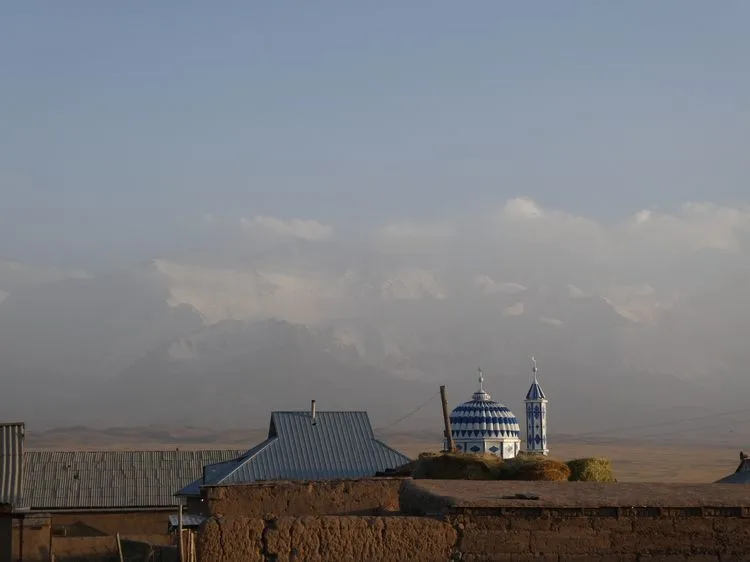 Vistas del pico Lenin con algo de bruma desde Sary Mogul