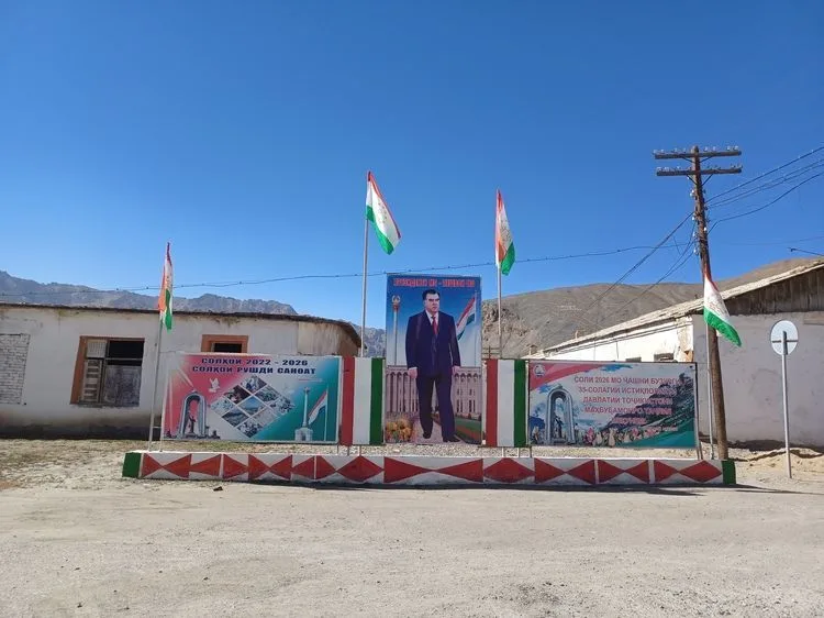 Fotos de Emomali Rahmon y banderitas de Tayikistán omnipresentes en todos los rincones del país.