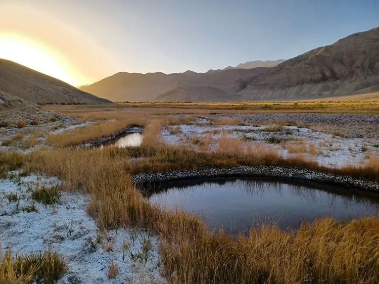 Atardecer junto a las aguas termales